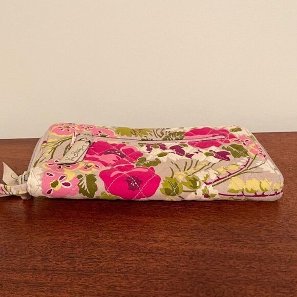 Vera Bradley Zip Around Wallet Make Me Blush NWOT - Picture 3 of 8